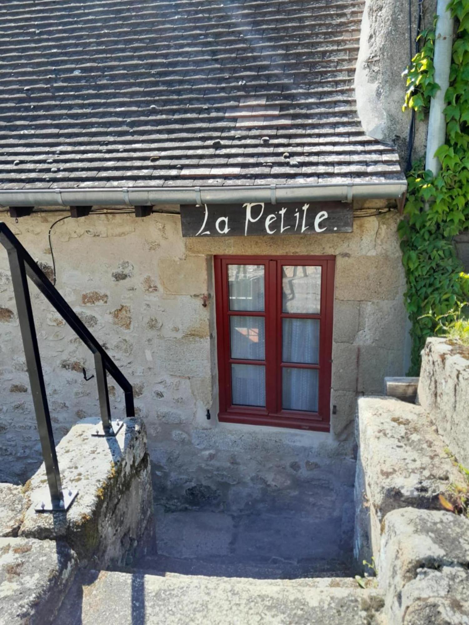 Gite "La Petite" Saint-Benoit-du-Sault Bagian luar foto